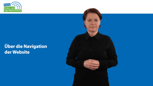 Gebärdendolmetscherin steht vor blauem Hintergrund, daneben steht "Über die Navigation der Website"